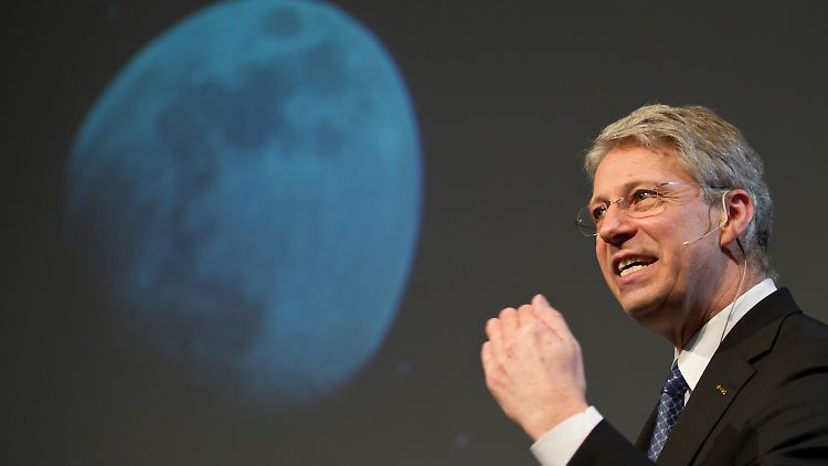 Thomas Reiter, Chef für Bemannte Raumfahrt und Missionsbetrieb und Leiter des ESA-Kontrollzentrums, stellt in Darmstadt vor einer Mond-Aufnahme das europäische Raumfahrtprogramm für 2012 vor. 