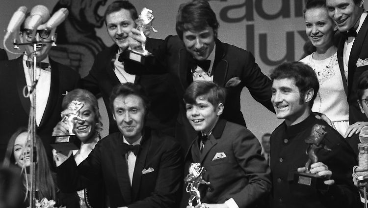 Heintje beim Gewinn des "Goldenen Löwen" im März 1969, eingerahmt von Peter Alexander (l.), Freddy Quinn (r.) und Udo Jürgens (oben).