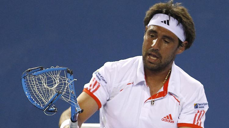 Heißsporn Marcos Baghdatis mit einem seiner Opfer.