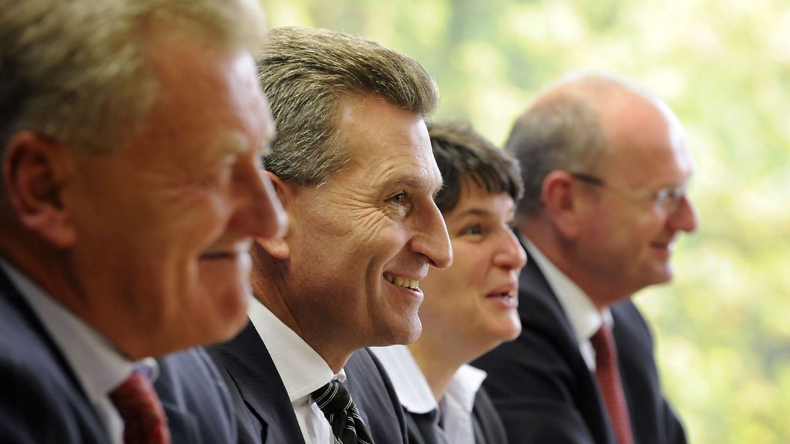 Der baden-württembergische Wirtschaftsminister Ernst Pfister (FDP), Ministerpräsident Günther Oettinger (CDU), Umweltministerin Tanja Gönner (CDU) und der EnBW-Vorstandsvorsitzende Hans-Peter Villis (von links) verkünden die Laufzeitverlängerung.