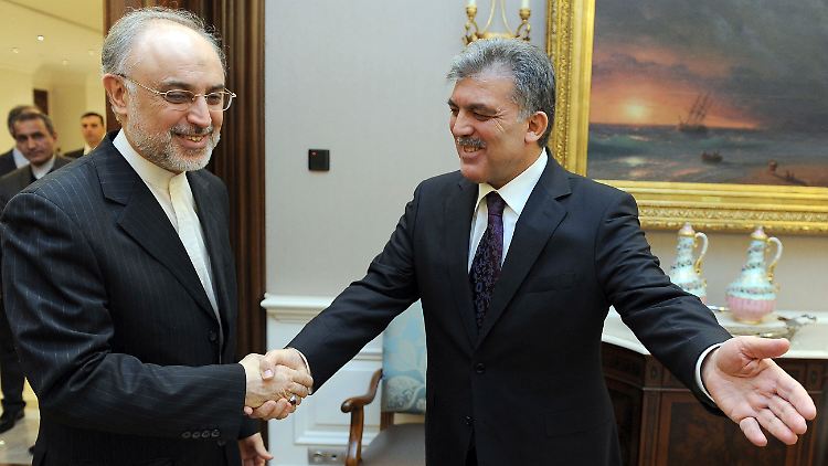 Der türkische Präsident Abdullah Gül begrüßt Staatsgast Ali Akbar Salehi aus dem Iran.