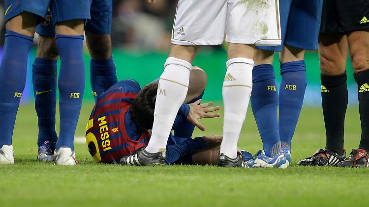 Erst wurde Lionel Messi zu Boden getreten. Dann stieg ihm Reals Pepe absichtlich auf die Hand.