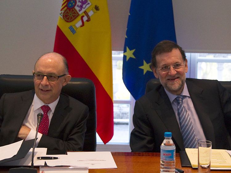 Sichtlich erleichtert: Spaniens Finanzminister Montoro und Regierungschef Rajoy (r.).