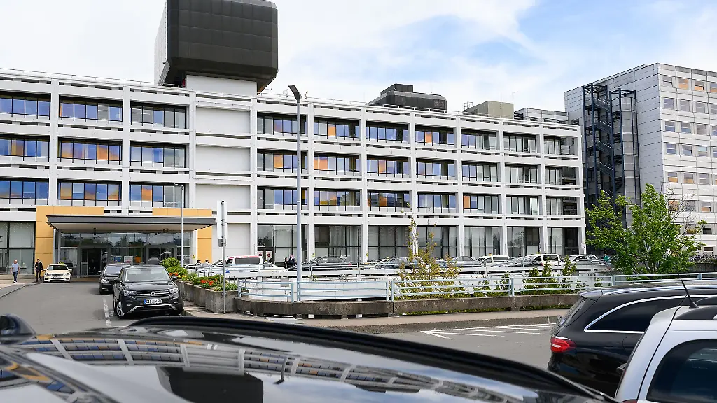 Hauptgebaeude-der-Universitaetsmedizin-Goettingen-Durch-Partnerschaften-etwa-zwischen-Hochschulen-und-Unternehmen-will-Niedersachsen-im-Bereich-der-Lebenswissenschaften-mit-der-Region-Hannover-Goettingen-Braunschweig-weltweit-fuehrend-werden