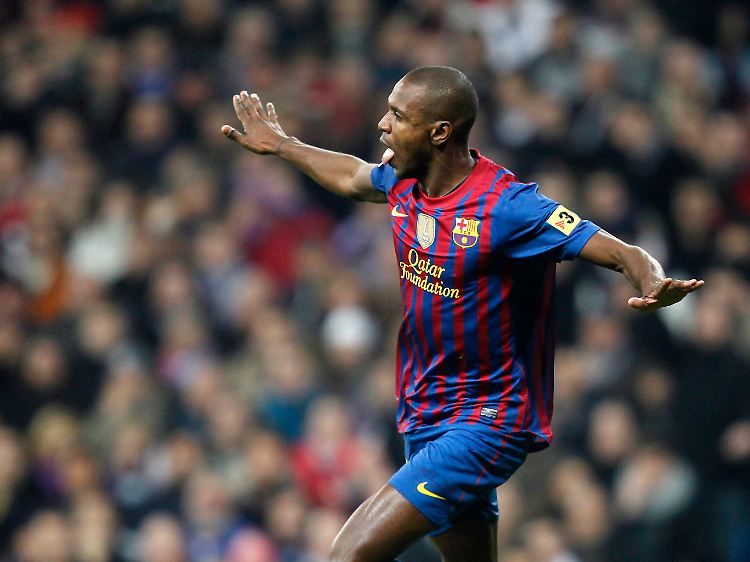 Überflieger: Eric Abidal schoss Barcelona zum Sieg im Bernabeu, auf Vorlage von Lionel Messi.