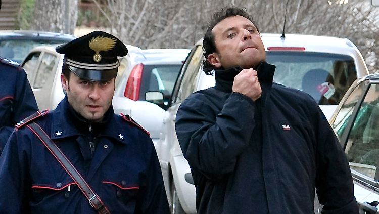 Francesco Schettino (r.) hat keinen Rückhalt mehr in der italienischen Öffentlichkeit und nun lässt ihn auch noch sein Arbeitgeber fallen.