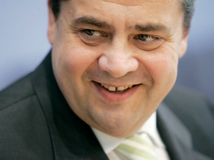 Auf Gabriels breiten Schultern lastet die Erneuerung der Partei.