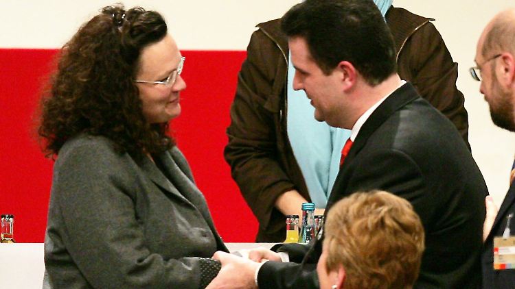 Andrea Nahles musste am 15. November 2005 Hubertus Heil zu dessen Wahl zum neuen SPD-Generalsekretär gratulieren. Jetzt stehen ihr die Tore zur Macht offen.