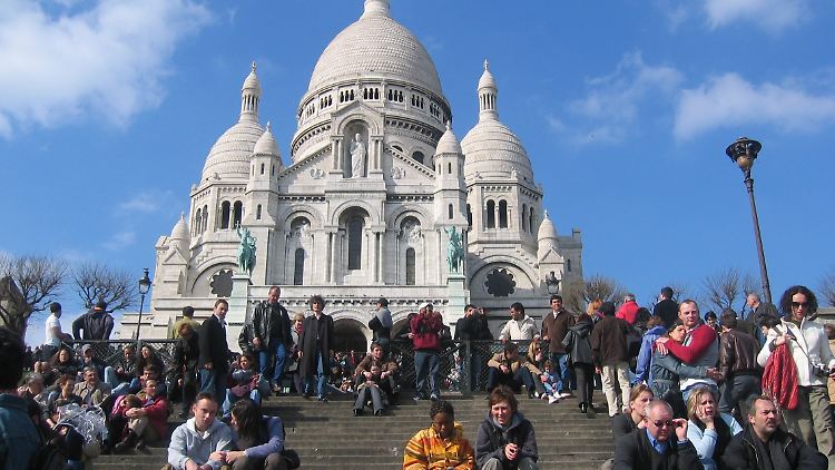 Eine von Touristen geradezu überschwemmte Kirche: Sacre Coeur in Paris.