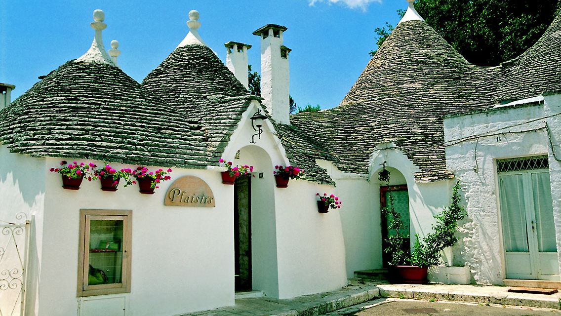 Seit 1996 ein Teil des Weltkulturerbes: Viele Häuser in Alberobello in Apulien werden von Kegeldächern gekrönt.