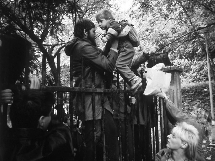 Vor der Botschaft in Prag hatten sich etwa 4000 ausreisewillige DDR-Bürger eingefunden. Mit Sonderzügen wurden die Menschen schließlich nach Hof gebracht.
