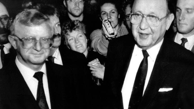 Der damalige Bundesaußenminister Hans-Dietrich Genscher und Kanzleramtsminister Rudolf Seiters vor der Bonner Vertretung in Prag: Seiters Rolle in der Geschichte wird gerne vergessen.
