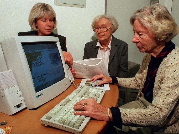 Omas backen heutzutage nicht nur den besten Kuchen: Knapp ein Drittel der Senioren hierzulande ist laut einer Umfrage inzwischen online.