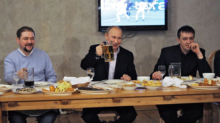 Regierungschef Putin bei einer Diskussion mit Fußballfans.