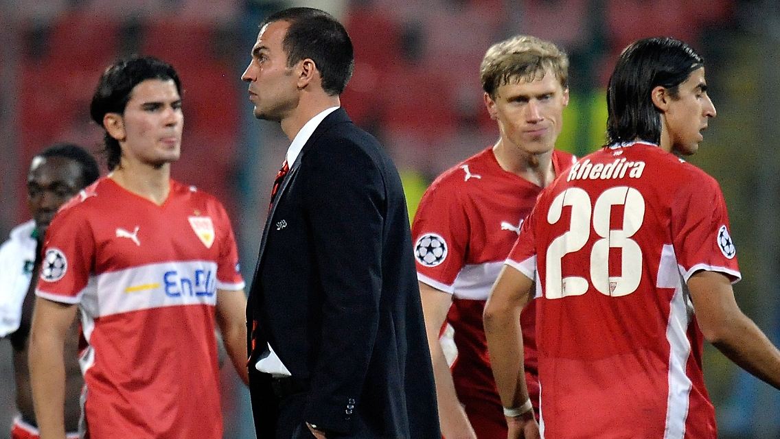 Begeisterung sieht anders aus: die Stuttgarter und ihr Trainer Markus Babbel nach dem Spiel.