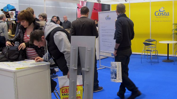 Besucher am Messestand von Costa Kreuzfahrten auf der CMT. Wegen des Schiffsunglücsk in Italien ist der Stand nicht besetzt.