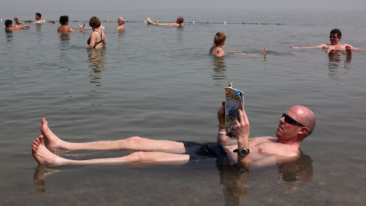 Durch den hohen Salzgehalt im Wasser des Toten Meeres kann man sich einfach lang machen, ohne unterzugehen.
