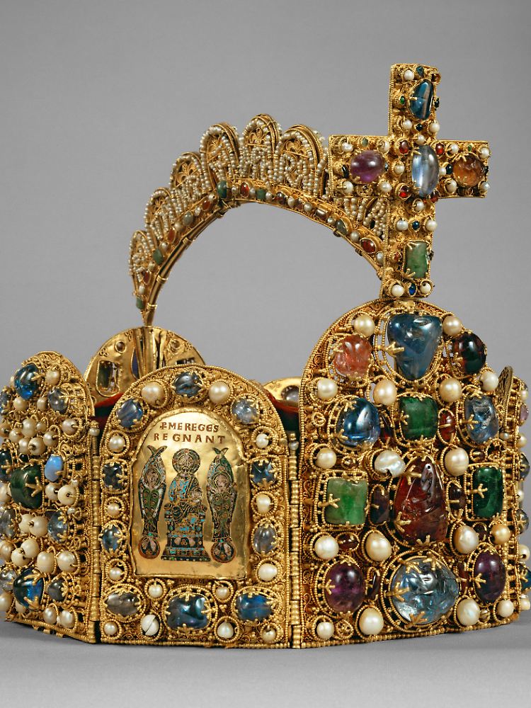 Die Reichskrone des Heiligen Römischen Reiches deutscher Nationen ist eine der Hauptsehenswürdigkeiten des Kronschatzes.