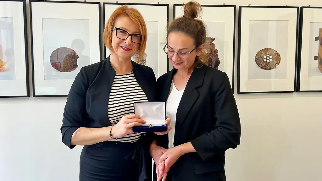 Zwei-Enkelinnen-erhalten-einen-Ring-ihrer-Grossmutter-zurueck-die-eine-Ueberlebende-des-KZ-Ravensbrueck-war