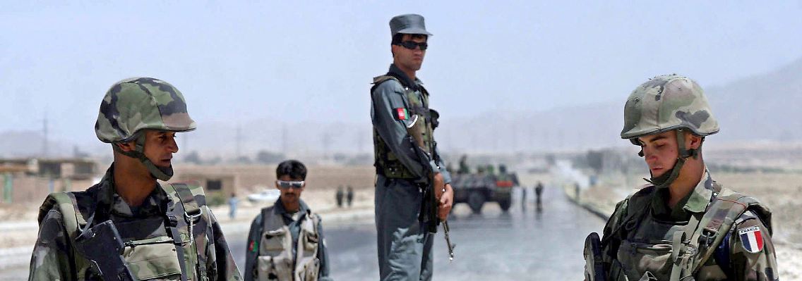 Französische und afghanische Soldaten bei einer Patrouille in Afghanistan.
