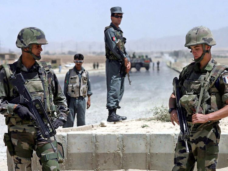 Französische und afghanische Soldaten bei einer Patrouille in Afghanistan.