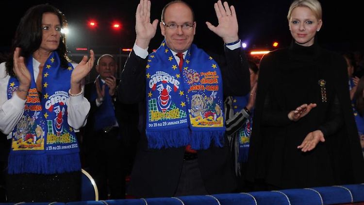 Prinz Albert mit Charlene (r.) und Prinzessin Stephanie im Zirkus.