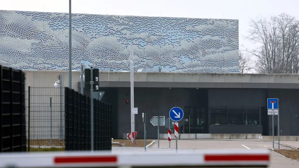 Der-Eingangsbereich-der-Justizvollzugsanstalt-JVA-in-Gablingen-bei-Augsburg-Die-bundesweite-Anti-Folter-Kommission-kritisiert-erneut-die-Zustaende-dort