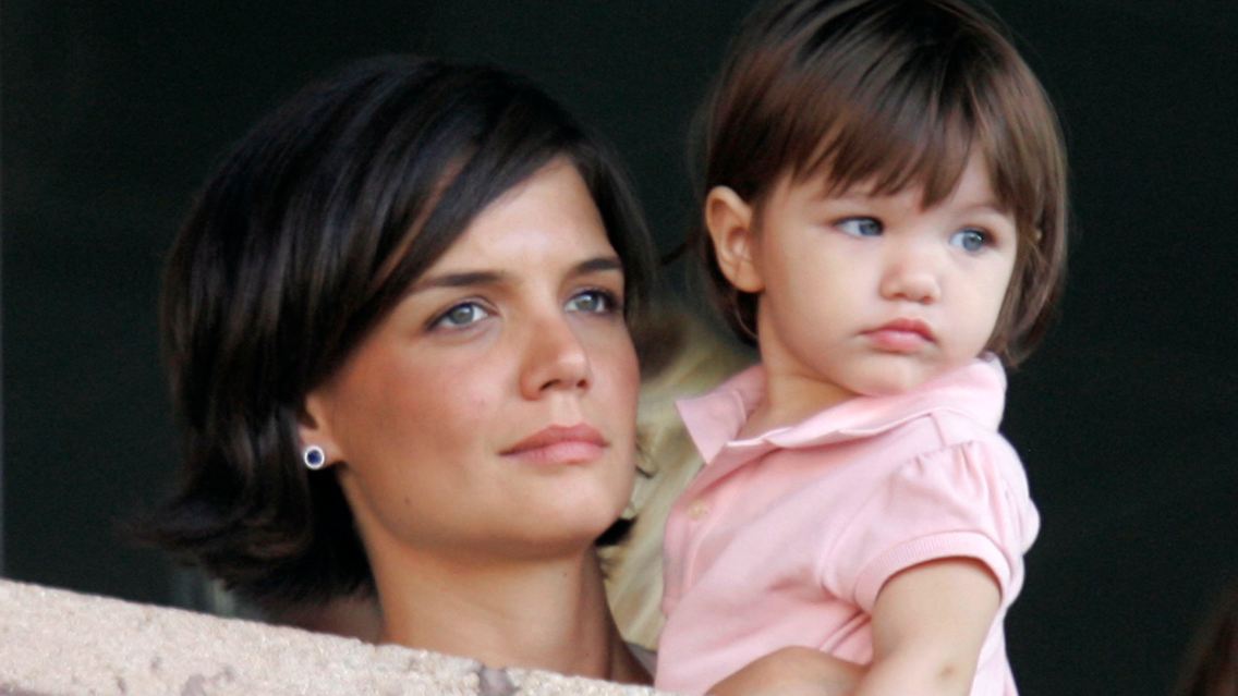 Suri ist einfach zu süß, kein Wunder, dass sie so verwöhnt wird.