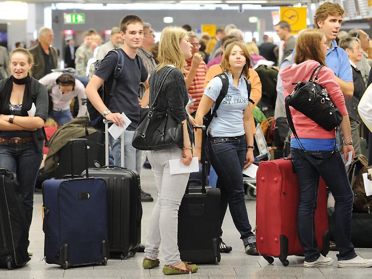 Lange Schlangen an den Check-In Schaltern der Lufthansa am Flughafen Frankfurt.