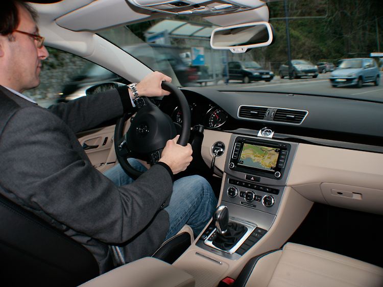 Abbiegelicht und Müdigkeitserkennung, ein neues Radio-CD-System und Komfortkopfstützen gehören beim CC zur Serienausstattung.