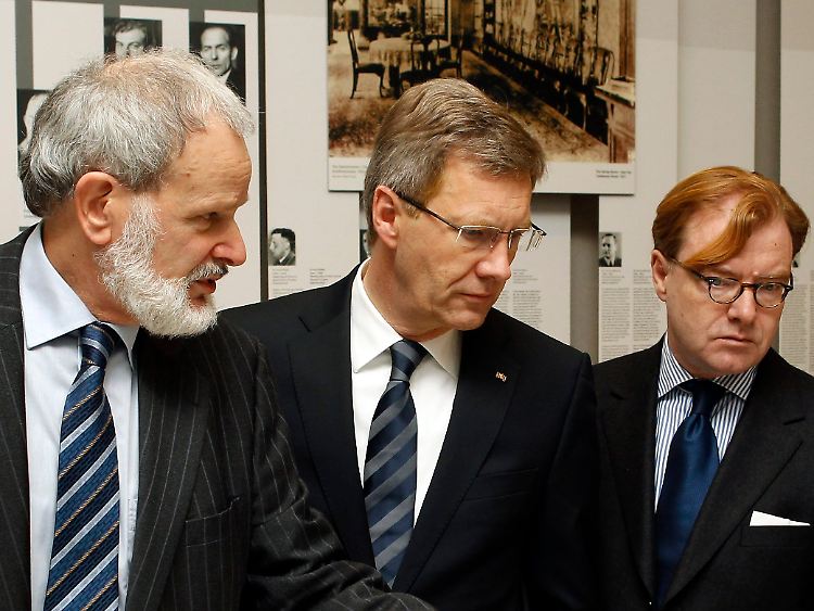 Der Direktor der Gedenkstätte, Norbert Kampe, zeigt Bundespräsident Wulff Schriftstücke der Wannsee-Konferenz.