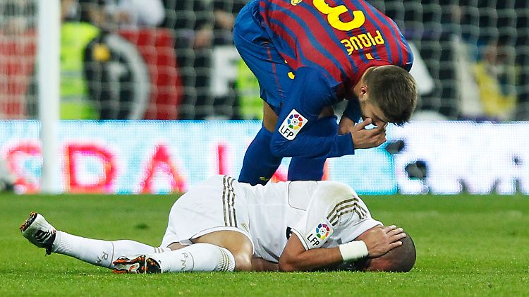 Real-Verteidiger Pepe teilte gegen Barcelona nicht nur übel aus, sondern täuschte auch theatralisch vor, selbst gefoult worden zu sein. Barcas Pique fiel nicht darauf rein.