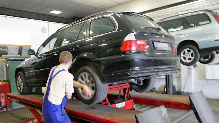 Freie Werkstätten wissen oft nicht welche Teile in den Autos verbaut sind. Der Branchenverband verlangt von den Herstellern eine umfassende Datenbank.