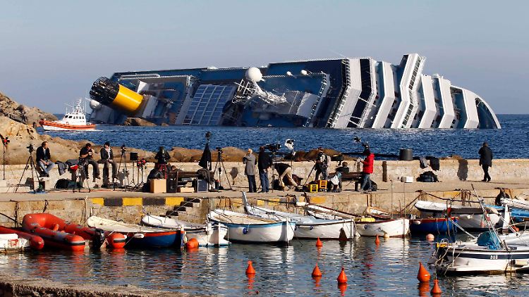 Viele Medienvertreter versammeln sich am Hafen, um zu filmen oder zu fotografieren.