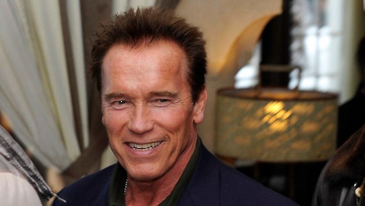 Beim Ski-Weltcup will er auf der Bühne sitzen. Arnie freut sich auf das "Hahnenkammrennen".