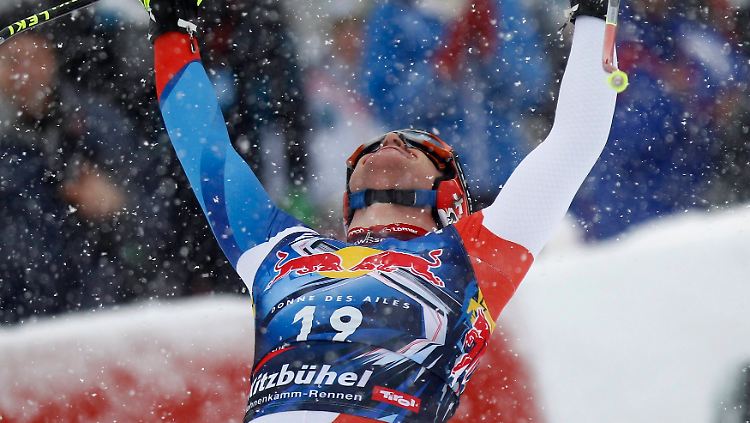 Didier Cuche freut sich über seinen Sieg auf der Streif.