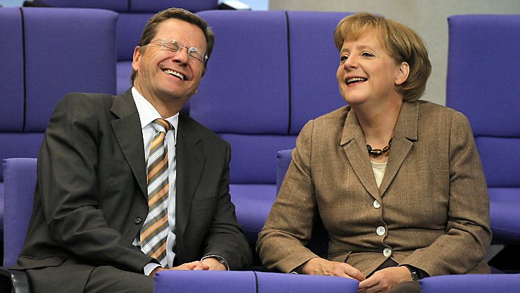 Sie freuen sich über den Wahlsieg - aber den beiden Parteichefs stehen schwierige Koalitionsverhandlungen bevor.