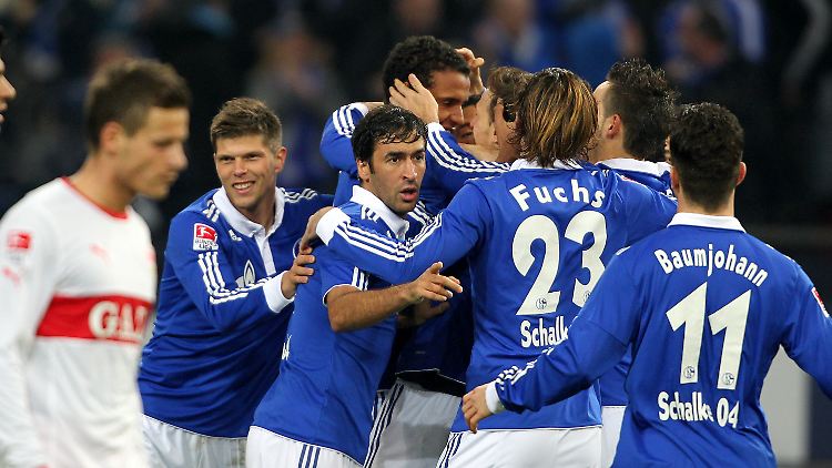 Die Schalker freuen sich über den Sieg gegen Stuttgart.