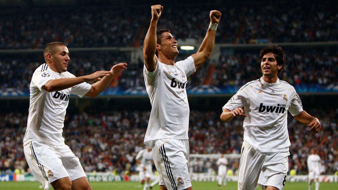 Strahlende Sieger: Madrids zweifacher Torschütze Ronaldo wird von seinen Mitspielern Kaka (rechts) und Benzema bejubelt.