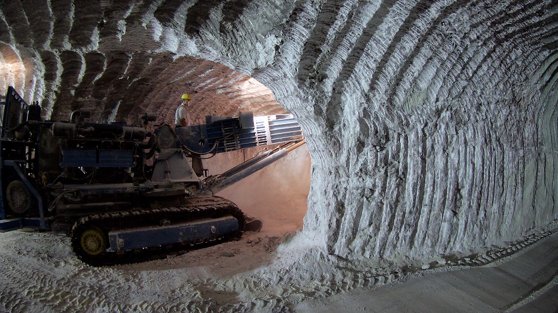 Ein Arbeiter macht den Weg in einen der Tunnel frei, in denen Atommüll lagert.