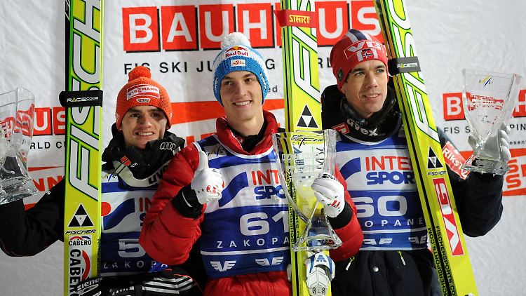 Das Siegerpodest: Richard Freitag (l.), Gregor Schlierenzauer, Anders Bardal (r.).