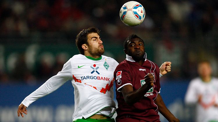 Lauterns Dorge Kouemaha (r.) und Sokratis kämpfen um den Ball.