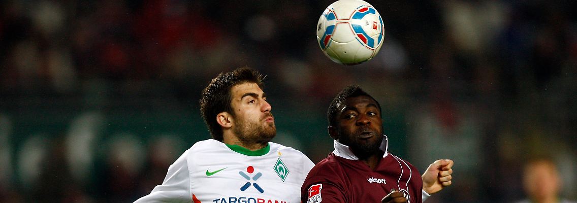 Lauterns Dorge Kouemaha (r.) und Sokratis kämpfen um den Ball.