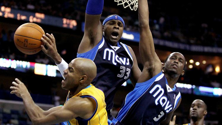 New Orleans Jarrett Jack (l.) verliert den Ball gegen die Dallas-Spieler Brendan Haywood (M.) und Rodriggue Beaubois.