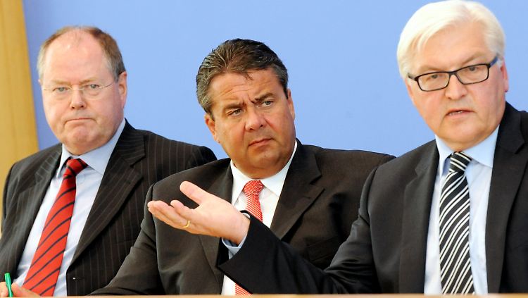 Steinbrück, Gabriel, Steinmeier (v.l.n.r.): Sie sind die drei Anwärter für die SPD-Kanzlerkandidatur. Wegen seiner Beteiligung an der Arbeitsmarktreform Agenda 2010 war Steinmeier lange von der Parteilinken bekämpft worden.