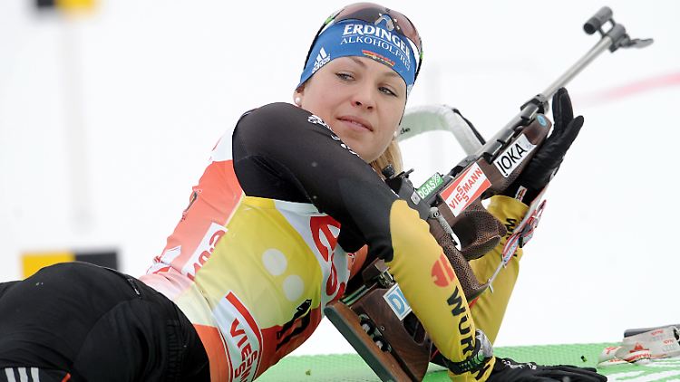 Magdalena Neuner leistet sich zwei Schießfehler.