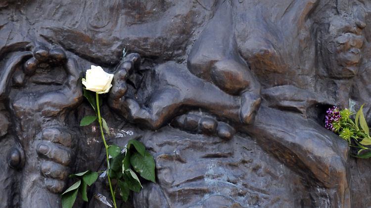 Das Ohnesorg-Denkmal in Berlin. Trotz neuer Erkenntnisse würde es für eine Wiederaufnahme des Strafverfahrens gegen Kurras nicht reichen, heißt es von Seiten der Staatsanwaltschaft.