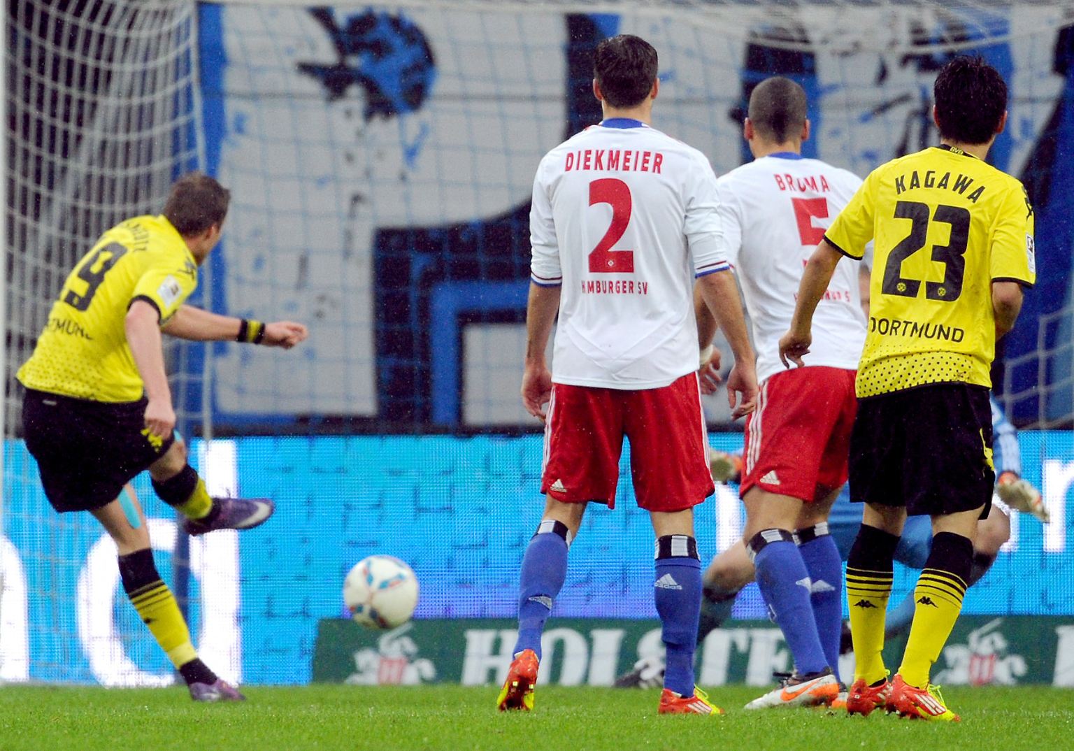 Borussia Dortmund treibt nach der 5:1-Gala in Hamburg die Bayern vor sich her. Punktgleich mit den Münchnern meldet der Meister eindrucksvoll seine Titelambitionen an. Kevin Großkreutz gelingt das 1:0 für den BVB.