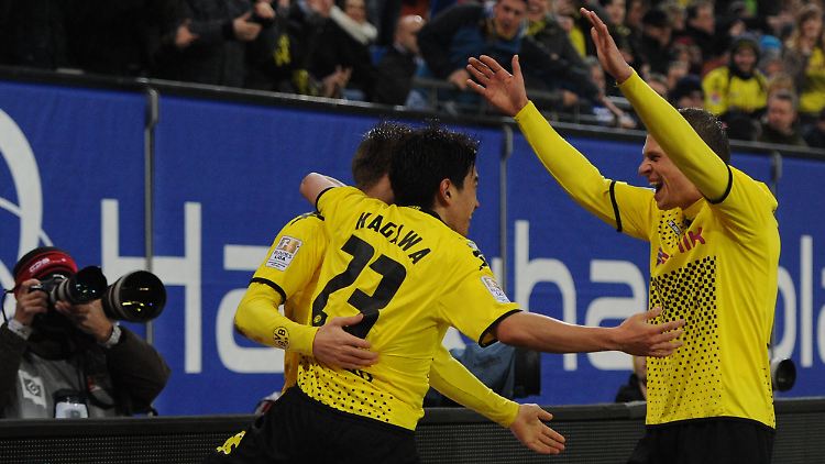 Torschütze Jakub Blaszczykowski (l.) und Shinji Kagawa (2.v.l) feiern mit Lukas Piszczek. 