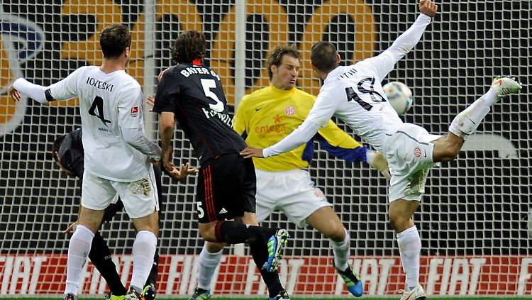 Manuel Friedrich köpft das 2:0 für Leverkusen.